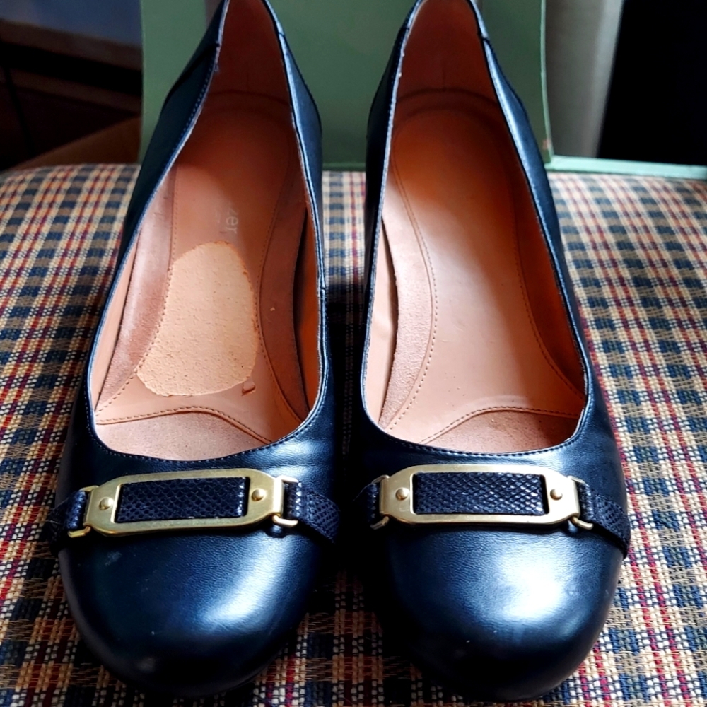 Size 9 naturalizer black heels with buckle